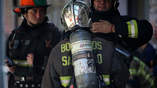   La Pintana: Incendio afectó a dos bodegas y dejó a un bombero lesionado 