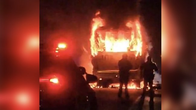   Bus que llevaba 45 trabajadores de Codelco resultó incendiado en Machalí 
