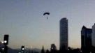 Paracaidistas saltaron desde el Costanera Center