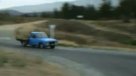 Camioneta "porfiada" resiste volcamiento y continúa a pesar de todo