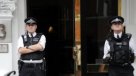 Policías custodian a Julian Assange en embajada de Ecuador en Londres