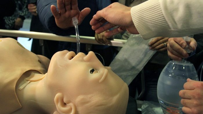 Fotos: Un taller de simulación clínica con muñecos a escala real