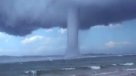 Una gigantesca tromba marina arrasa en Internet
