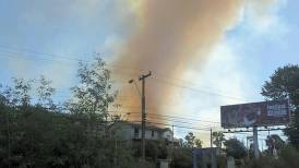 Una gran columna de humo es visible por el fuego.