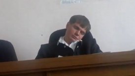 Yevgueni Majnó dio la vuelta al mundo tras quedarse dormido mientras participaba de un juicio.