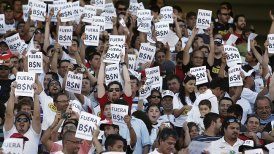 Los hinchas "albos" reclaman por el alza en los precios.