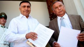 Los alcaldes Vittori (izquierda) y Aguirre llegaron a La Moneda para entregar una misiva dirigida al Presidente Piñera.