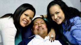 El mandatario junto a Rosa Virginia y María Gabriela.