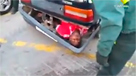 Inmigrante intentaba cruzar la frontera escondido en un parachoques