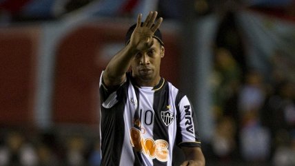 La brutal patada que recibió Ronaldinho por parte de un zaguero de Arsenal