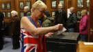 Habitantes de las Malvinas se manifiestan en referendo