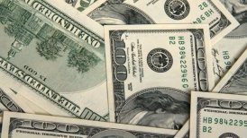 El dinero fue devuelto en billetes de 100 dólares.