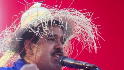   Nicolás Maduro y su sombrero de paja con un pajarito 