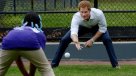 Príncipe Harry aprende a jugar béisbol en su visita a Nueva York