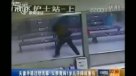 Padre lanzó a su hijo contra el suelo en China
