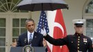 Barack Obama "abusó del poder" para no mojarse bajo la lluvia