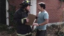Rodrigo Salinas y Pato Pimienta protagonizan campaña de Bomberos