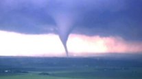 Graves daños causa tornado en Oklahoma
