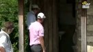 Golfista lanzó su pelota a un baño