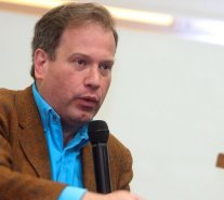 Jocelyn-Holt: Que la corten los jóvenes con arreglarse los bigotes antes de tiempo