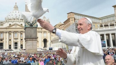 TV de obispos italianos aseguró que Francisco hizo un exorcismo