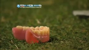 Hincha de Argentinos tiró su placa a la cancha