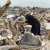 Habitantes de Oklahoma buscan pertenencias en escombros tras tornado