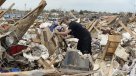 Habitantes de Oklahoma buscan pertenencias en escombros tras tornado