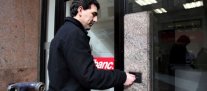Chilenos tienen 28 mil millones de pesos olvidados en los bancos
