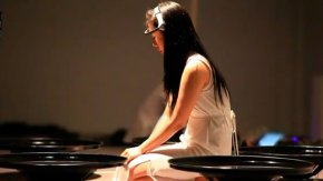 Artista surcoreana mueve el agua con su mente