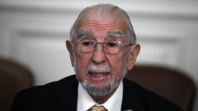 Senador Ruiz-Esquide fue hospitalizado