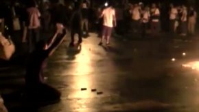 Un policía tira su arma al fuego y se une a los manifestantes en Brasil