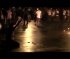 Un policía tira su arma al fuego y se une a los manifestantes en Brasil