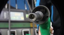 Bencinas bajarán hasta 14 pesos este jueves, según ENAP
