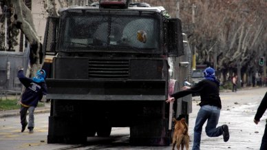 Carabinero resultó con quemaduras en incidentes en Macul