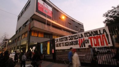 Alumnos del Instituto Nacional continúan en toma pese a renuncia del rector