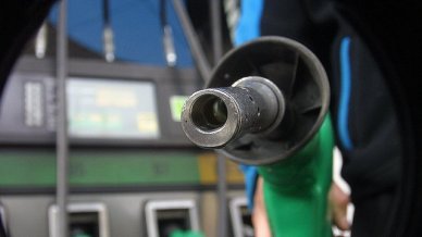 Bencinas bajarán hasta 14 pesos este jueves, según ENAP