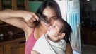 Ira entre internautas por foto de mujer que apunta a niña con un arma