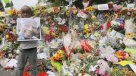 Sudafricanos dejan flores frente a casa de Mandela