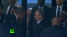 Obama y Raúl Castro se saludan durante el funeral de Mandela