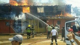 El siniestro destruyó ocho casas, pese al trabajo de Bomberos.