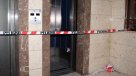 Hombre murió al intentar salir de ascensor detenido en Las Condes