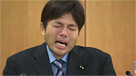 Político japonés explotó en llanto en plena conferencia