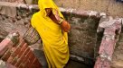 Intocables limpian baños a cambio de sobras de comida y ropa usada en India