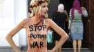 Activista de Femen protesta a torso desnudo contra \