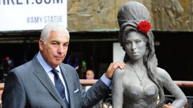 Mitch Winehouse junto a la estatua de su hija.