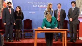 Los padres de Emilia Silva Figueroa asistieron a la ceremonia en el Palacio de La Moneda.