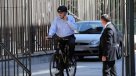 Ministro Burgos llegó en bicicleta a cita con Secretario de Defensa de EE.UU.