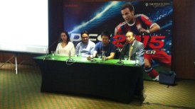 Manorito Hosoda (de azul) es el productor de PES 2015.