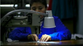 La Fundación Sol estima que Chile presenta un fuerte atraso salarial.